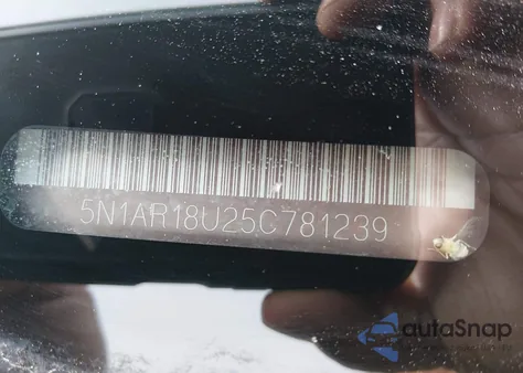 2005 Nissan Pathfinder Xe z USA, uszkodzony, nr VIN 5N1AR18U25C781239